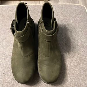 Clarks, NWOT, women’s cloud-steppers,  size 9.5